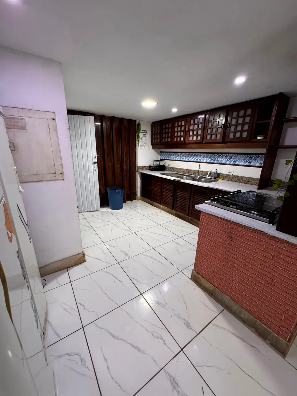 Área da cozinha com utensílios e eletrodomésticos
