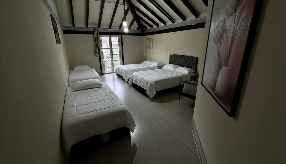 Quarto 2 da mansão, com cama de casal e camas de solteiro