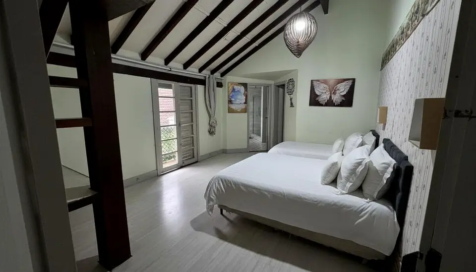Quarto 3 da mansão, com cama de casal e cama de solteiro
