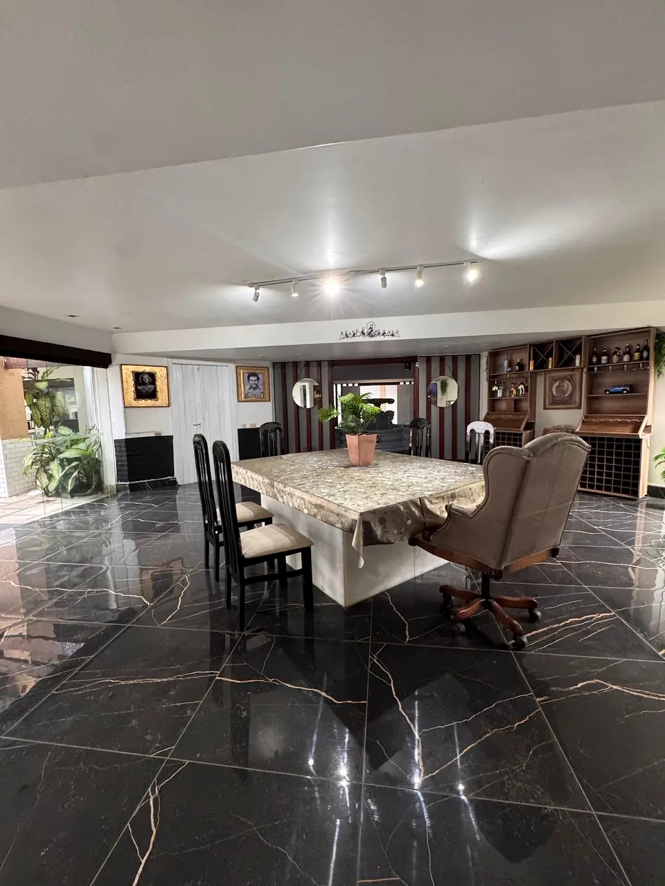 Sala de estar e jantar integradas, com acesso ao jardim
